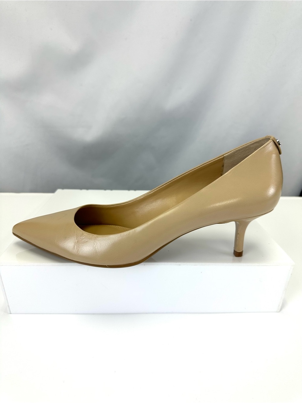 Michael Kors Nude Leather Pumps Size 9 Pointed Toe Kitten Heel Career Classic